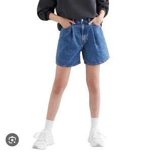 Levi’s Ribcage Pleated Long Shorts Sz 24